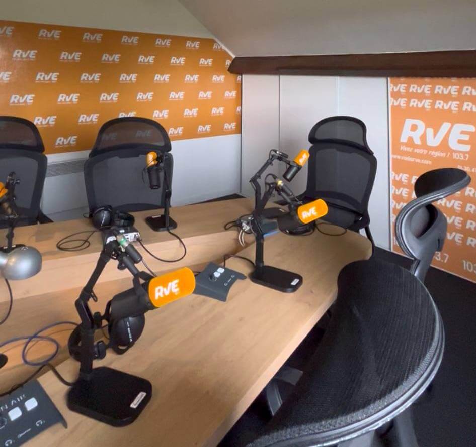 Radio RVE — photocall studio à Vieille-Église — détail matière